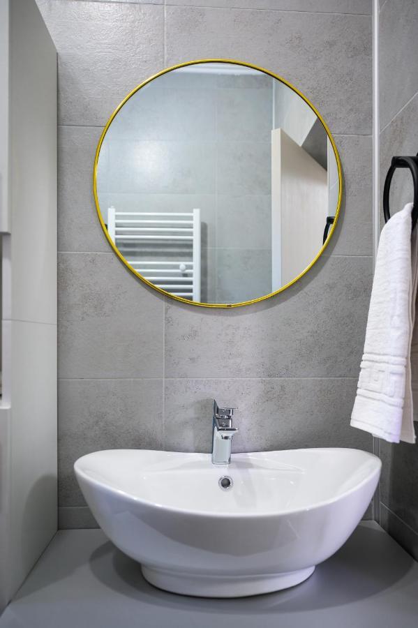 Nina House Apartment Targu Jiu Ngoại thất bức ảnh