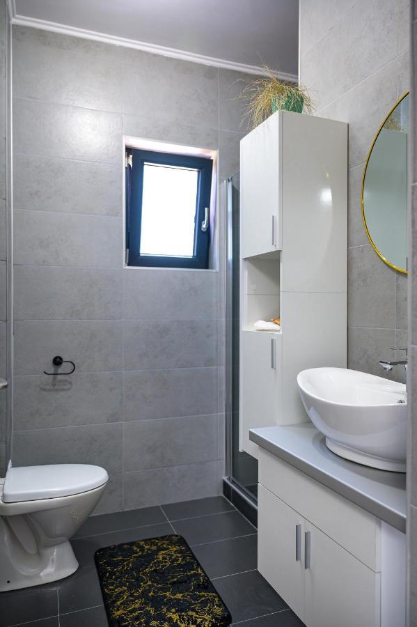 Nina House Apartment Targu Jiu Ngoại thất bức ảnh